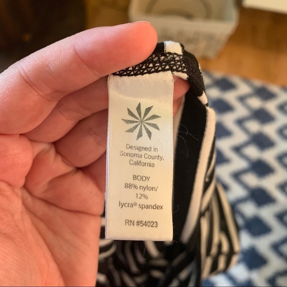 Athleta Stripes Chatarunga Crop Leggings | Size M - Picture 7 of 8